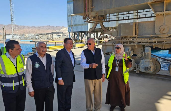 بالصور : الذنيبات يتفقد ميناء تصدير الفوسفات والمجمع الصناعي في العقبة