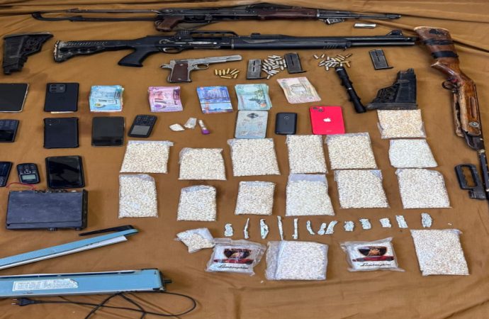 القبض على 6 مهربين بحوزتهم بالونات ومواد مخدرة وأسلحة نارية في الرويشد