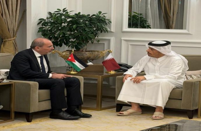 الصفدي ونظيره القطري يبحثان فرص التهدئة بعد المفاوضات الأميركية الإيرانية