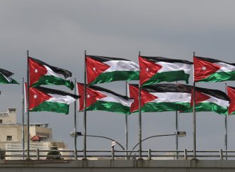 رئيس الوزراء يعمم برفع العلم الأردني على المؤسسات الرسمية