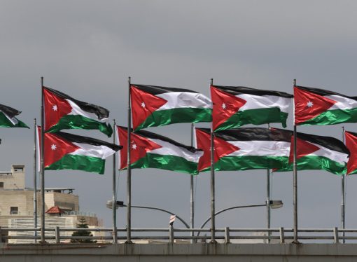 رئيس الوزراء يعمم برفع العلم الأردني على المؤسسات الرسمية