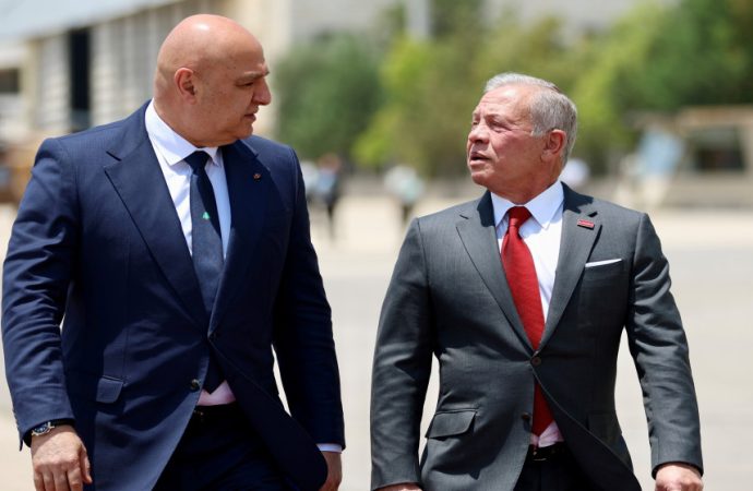 الملك يجري اتصالا هاتفيا مع الرئيس اللبناني ويؤكد وقوف الأردن إلى جانب لبنان