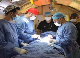 المستشفى الميداني الأردني جنوب غزة/ 9 يجري عملية جراحية دقيقة