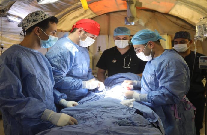 المستشفى الميداني الأردني جنوب غزة/ 9 يجري عملية جراحية دقيقة