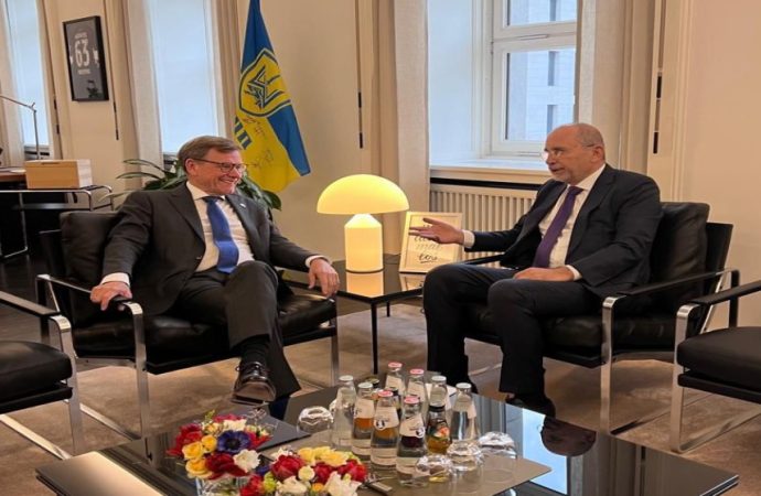 وزير الخارجية يبحث مع نظيره الألماني تعزيز العلاقات والأوضاع الإقليمية