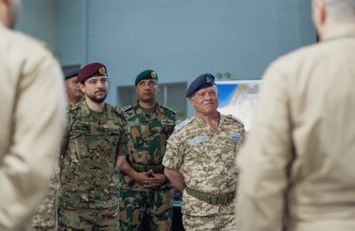 الملك يزور قيادة سلاح الجو الملكي ويثمن احترافيتهم في حماية سماء الوطن