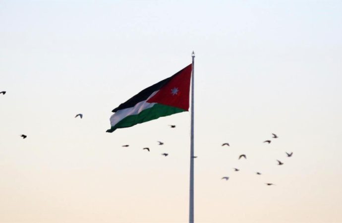 المدعي العام يقرر توقيف السيدة التي أساءت ليوم العلم عن جنحة القيام قولا بتحقير العلم الأردني