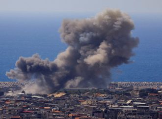 الجيش الإسرائيلي يقول إنه بدأ استهداف “منصات إطلاق” لحزب الله في لبنان