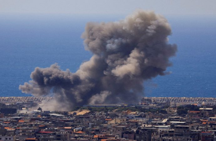 الجيش الإسرائيلي يقول إنه بدأ استهداف “منصات إطلاق” لحزب الله في لبنان