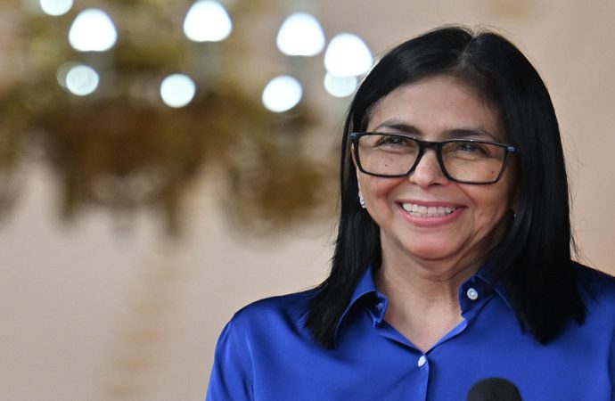 الولايات المتحدة ترفع العقوبات عن رئيسة فنزويلا بالوكالة ديلسي رودريغيز