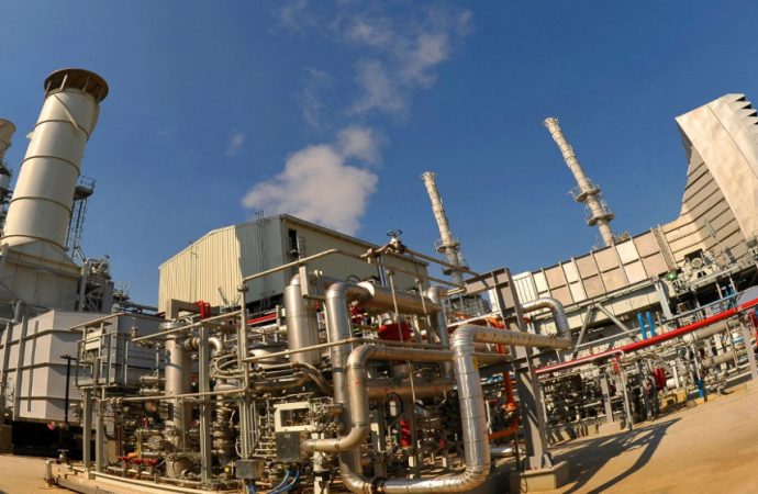 اندلاع حرائق جراء استهداف مصفاة ميناء الأحمدي في الكويت بمسيّرات