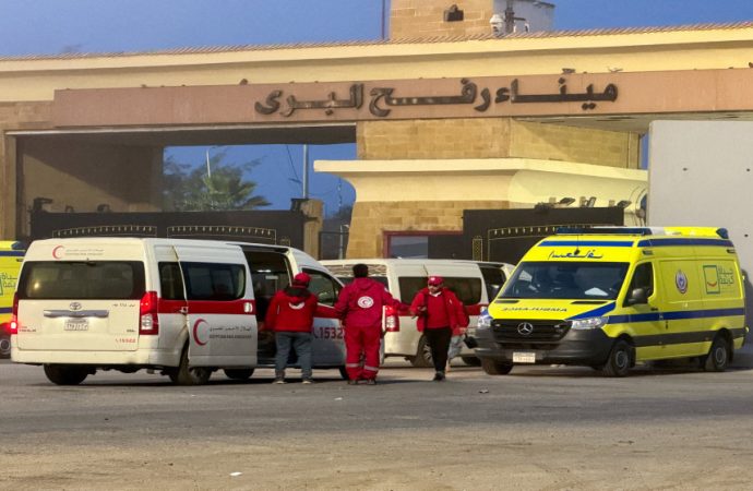 الاحتلال يمنع سفر الحالات الإنسانية أو عودتهم من الخارج عبر معبر رفح