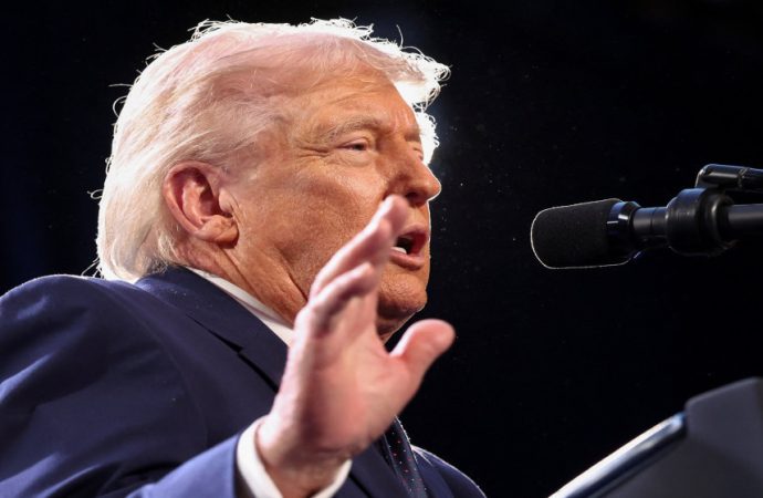 ترامب: أوافق على وقف قصف إيران وشن هجمات عليها لمدة أسبوعين