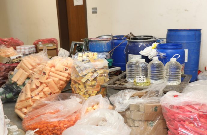 ضبط مشغل غير مرخّص لتصنيع مستحضرات تجميل مقلدة داخل شقة سكنية