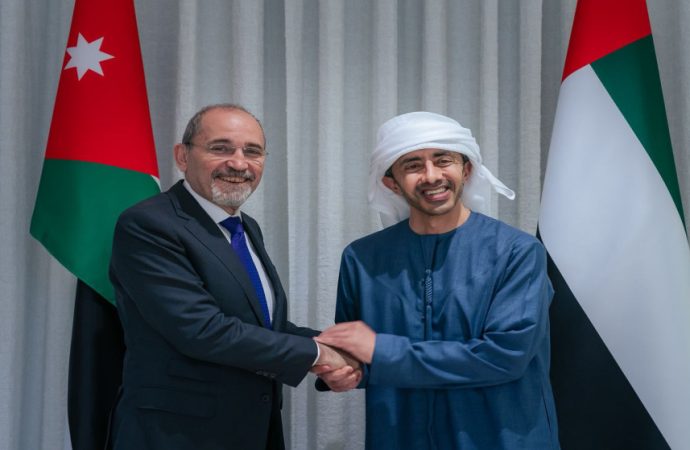 الصفدي وبن زايد يبحثان تعزيز العمل الدولي الجماعي لإرساء الأمن والسلام في المنطقة