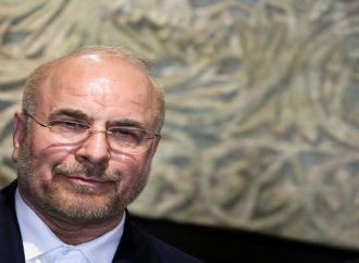 وكالة سباي سات الاخباري – عمان – قال رئيس البرلمان الإيراني محمد باقر قاليباف إن الرئيس الأميركي دونالد ترامب يسعى، من خلال فرض الحصار وانتهاك وقف إطلاق النار، إلى تحويل المفاوضات إلى “استسلام” أو تبرير استئناف الحرب.  وأضاف قاليباف أن إيران ترفض التفاوض “تحت التهديد”، مشيرا إلى أنها استعدت خلال الأسبوعين الماضيين لطرح “أوراق جديدة” في ساحة المواجهة.  المملكة