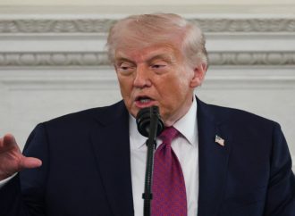 ترامب يأمر البحرية الأميركية بتدمير أي قوارب تضع ألغاما في مضيق هرمز