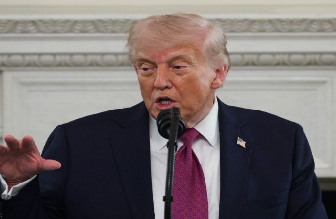 ترامب يأمر البحرية الأميركية بتدمير أي قوارب تضع ألغاما في مضيق هرمز