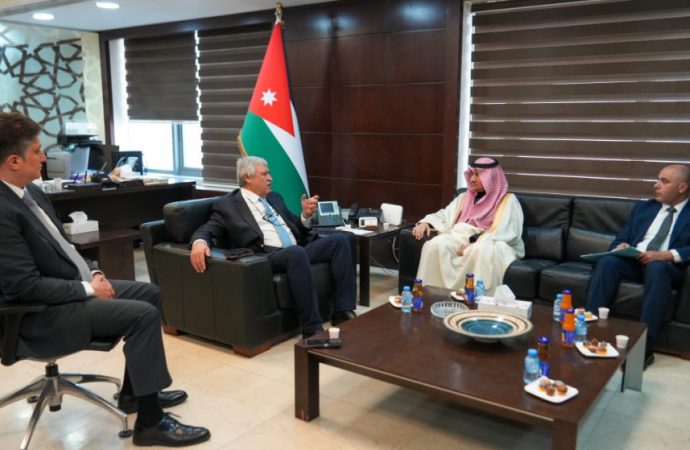 الأردن والسعودية يبحثان تسريع الربط السككي الإقليمي