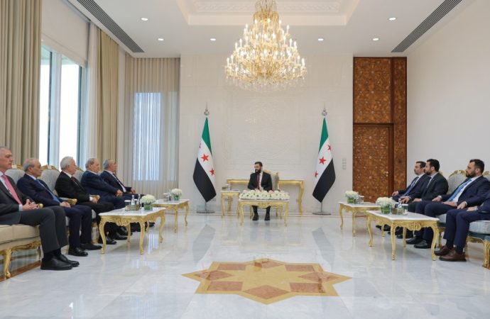 الشرع يلتقي وفدا فلسطينيا برئاسة الشيخ في دمشق