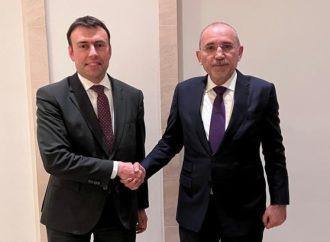 وزير الخارجية يلتقي وزير الدولة البرلماني ونائب وزير الدفاع الألماني في برلين