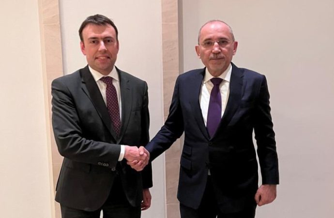 وزير الخارجية يلتقي وزير الدولة البرلماني ونائب وزير الدفاع الألماني في برلين