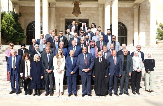 العيسوي خلال لقائه نخبة وطني : علمُ الأردن يجسد مسيرة وطنٍ ثابتة ومواقفَ لا تتبدل وارتباطاً راسخاً بقضايا الأمة