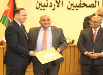 المومني يكرم الزميل عبيدة الضمور بحصوله على جائزة الحسين للإبداع الصحفي