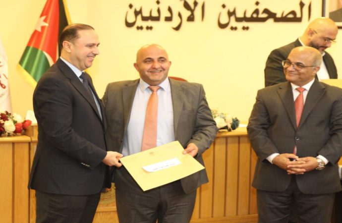 المومني يكرم الزميل عبيدة الضمور بحصوله على جائزة الحسين للإبداع الصحفي