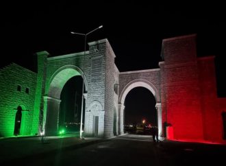 إضاءة موقع أم الجمال الأثري بألوان العلم الأردني احتفاءً بيوم العلم