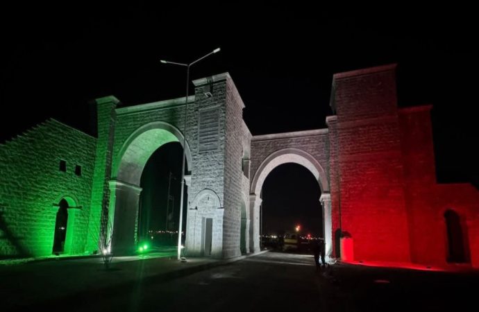 إضاءة موقع أم الجمال الأثري بألوان العلم الأردني احتفاءً بيوم العلم