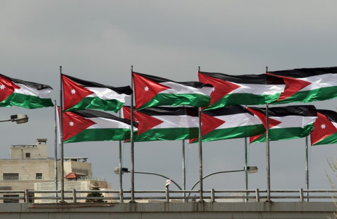 البلديات تكثف جهودها لرفع 700 ألف راية احتفاء بـ “يوم العلم”