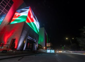 زين تبدأ احتفالاتها بيوم العلم بإضاءة مبانيها بألوان العلم