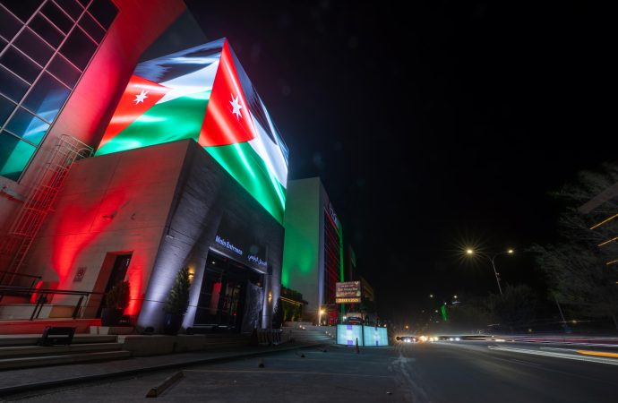 زين تبدأ احتفالاتها بيوم العلم بإضاءة مبانيها بألوان العلم