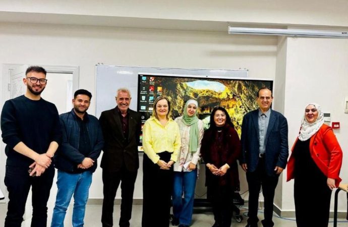 الآداب والعلوم في عمّان الأهلية تنظم ورشة حول التعليم الذكي “HiTeach5