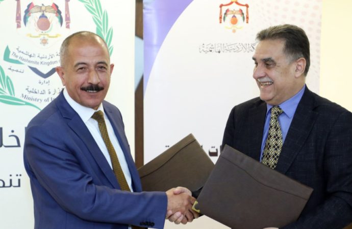 الداخلية والإحصاءات توقعان مذكرة لتبادل البيانات وتعزيز التخطيط التنموي