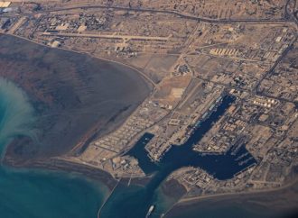 زوارق إيرانية تطلق النار على ناقلة في مضيق هرمز بعد إعادة إغلاقه