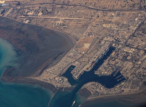 زوارق إيرانية تطلق النار على ناقلة في مضيق هرمز بعد إعادة إغلاقه