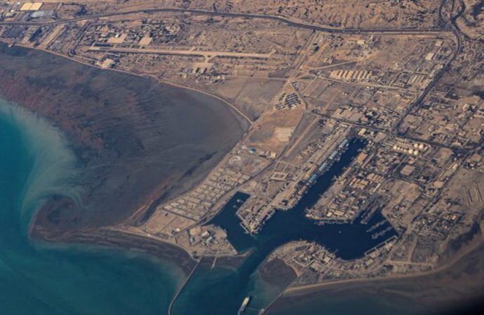 زوارق إيرانية تطلق النار على ناقلة في مضيق هرمز بعد إعادة إغلاقه