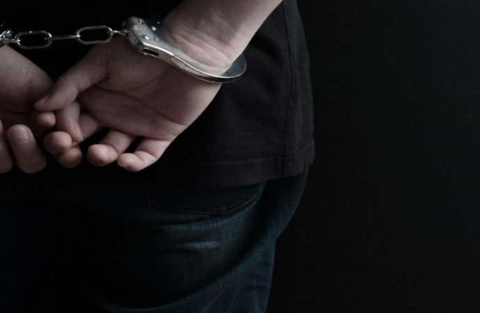 ضبط شخص “يعاني من سيرة مرضية نفسية” قتل والدته في جنوب عمّان