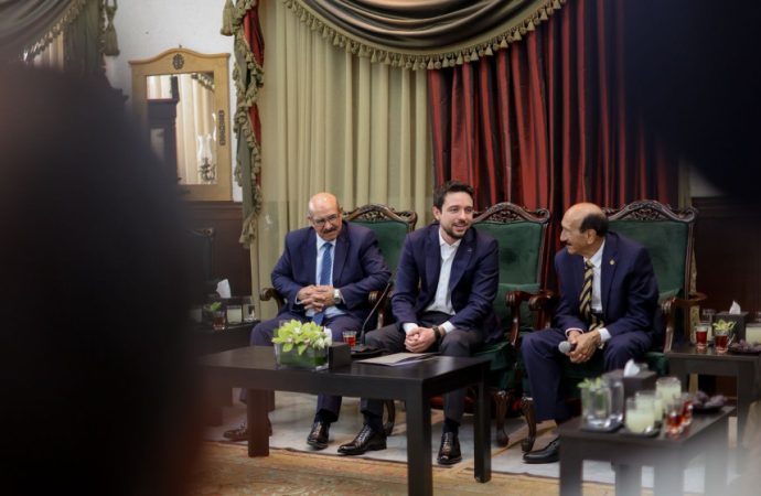ولي العهد يلتقي وجهاء وممثلين عن عشائر العجارمة