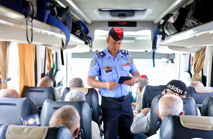بالصور : مركز حدود العمري يسهل عبور حجاج بيت الله الحرام