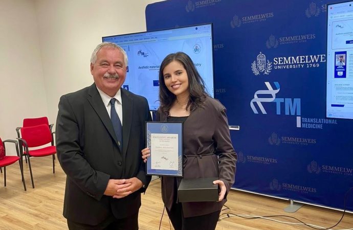 مُبتعثة للدكتوراة من عمان الأهلية تحصل على جائزة الطالب المتميز لعام 2026 من جامعة سيميلويس في بودابست