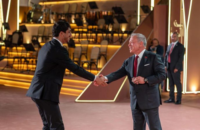 عمان الاهلية تبارك لطالبها الجعفري بحصوله على وسام الملك للتميز من الدرجة الثانية، تقديراً لإنجازاته برياضة الكاراتيه