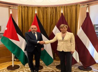 الأردن ولاتفيا يوقعان على مذكرة تفاهم لإنشاء آلية للمشاورات السياسية