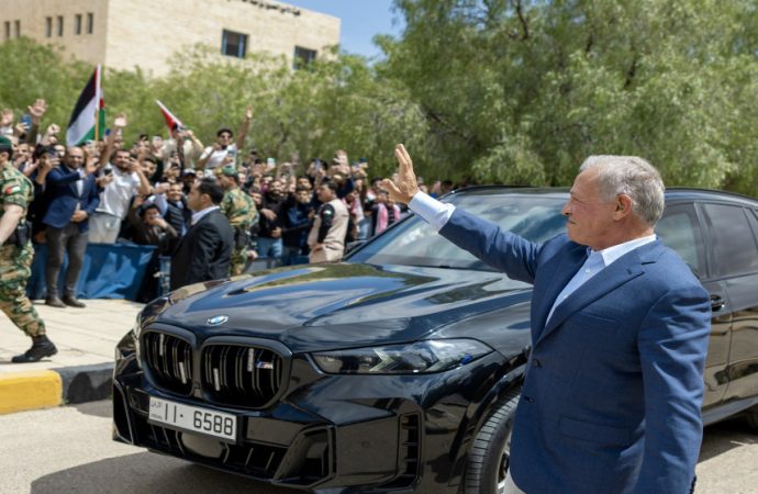 الملك يزور محافظة الزرقاء ويلتقي مع وجهاء وممثلين عن أهاليها