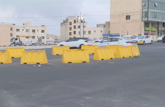 البدء بوضع الأرصفة والجزر الوسطية في منطقة دوار التطبيقية السبت