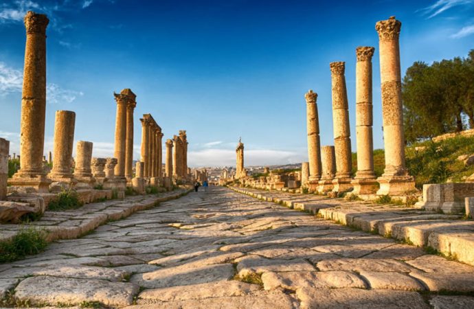 انخفاض ملموس على الحرارة الجمعة وتحذيرات من رياح قوية ومثيرة للغبار