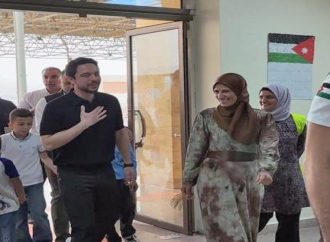 ولي العهد يتفقد سير العملية التعليمية في مجمع مدارس العقبة