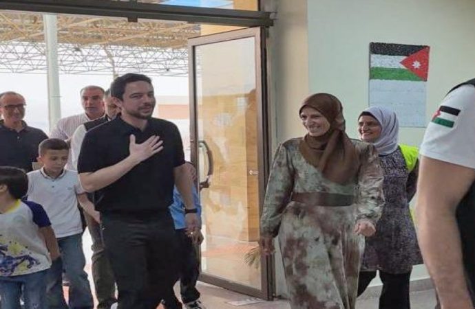 ولي العهد يتفقد سير العملية التعليمية في مجمع مدارس العقبة
